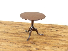 ワインテーブルが大きくなったようなデザインのコーヒーテーブル 58685